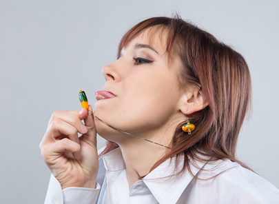 Femme qui grimace en chemise et avec un collier