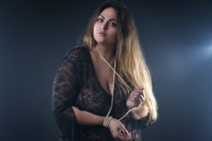 Femme ronde "grande taille" avec un beau collier en perles