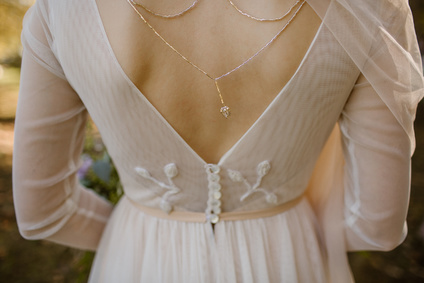 Bijou de dos d'une mariée en robe décolletée dans le dos