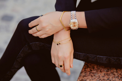 Montre et son bracelet sur une femme